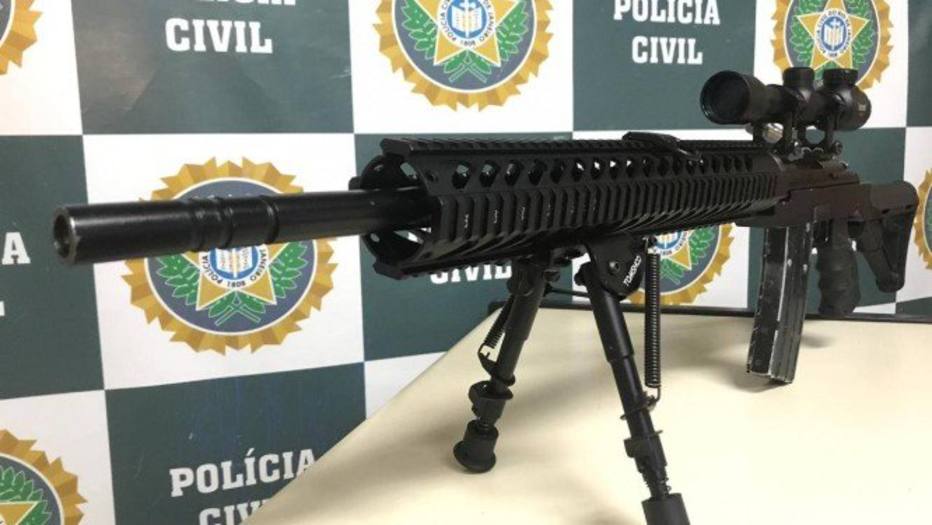 Policial militar &eacute; preso vendendo fuzil em shopping do Rio