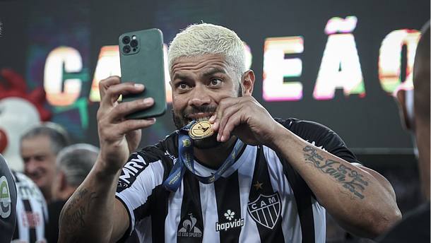 Hulk faz uma selfie após receber sua medalha de campeão brasileiro; ele foi o grande destaque do Atlético-MG
