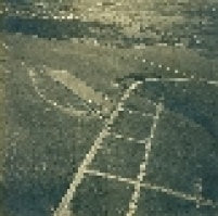 Vista aérea do aeroporto de Congonhas durante a sua inauguração, ao sul da capital paulista.A estrada posteriormente se transformaria na Avenida dos Bandeirantes.