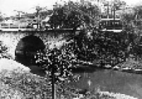 Ponte sobre o Rio Tamanduateí, no fim da ladeira do Carmo com a Rua 25 de Março na década de 1920.