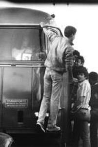 Grande quantidade de passageiros se espremem em ônibus, que não foram suficientes para tantas pessoas, durante greve de transporte em São Paulo, SP. 05/9/1987. 