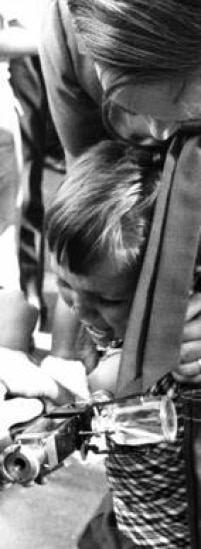Criança chora com a aplicação de vacina com pistola, durante campanha de imunização contra meningite na década de 1970