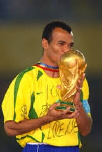 O capitão da Seleção Brasileira de futebol, Cafu , beija a taça após a equipe vencer a partida final contra a Alemanha, por 2 a 0, em Yokohama, Japão, 30/6/2002. 