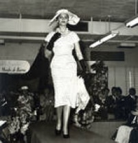 Desfile exibe a coleção de moda feminina das lojas Sears em 1957