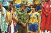 <a href='http://acervo.estadao.com.br/noticias/acervo,fotos-historicas-hortencia-paula-e-fidel,11432,0.htm' target='_blank'>Paula e Hortência foram reverenciadas por Fidel Castro</a> na premiação dos jogos do Pan-Americanos de Havana em 1991