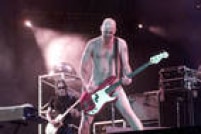 O baixista Nick Olivieri, do Queens of Stone Age, se apresenta nu durante show da banda no Rock in Rio, Rio de Janeiro, RJ. 19/01/2001. 