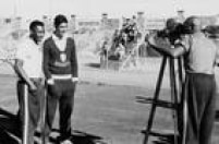 Os jogadores Pelé e Mauro posam para foto durante treino da Seleção do Brasil durante a Copa do Mundo de Futebol no Chile, Viña del Mar, 01/6/1962. 