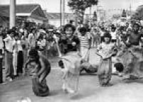 Crianças brincam de corrida de saco, 05/4/1976