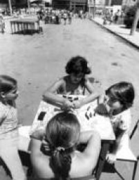 Crianças jogam dominó em Rua de Lazer em 07/3/1976