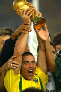 Ronaldo ergue a taça após o Brasil conquistar o pentacampento mundial de futebol, 30/6/2002. O atancante foi autor dos dois gols do Brasil contra a Alemanha, que garantiram o placar de 2 a 0 para o Brasil e a vitória na final da Copa do Mundo de 2002 no Japão.