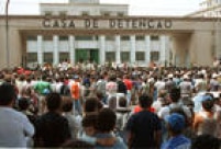 Multidão de parentes e curiosos lota a entrada da Casa de Detenção de São Paulo e espera apreensiva pelo final da ação policial durante a rebelião de presos, em 02/10/1992 . A ação da PM deixou 111 detentos mortos.