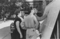 Eleitores buscam pelos locais de votaçãoo no quadro, 1953. -