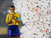 O jogador Cafu, capitão da Seleção Brasileira, beija a taça,após o Brasil derrotar a Alemanha por 2 a 0, no International Stadium de Yokohama, no Japão, 30/6/2002. 