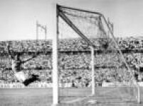 O goleiro escocês Fred Martin salta mas não evita gol durante partida entre Escócia e Uruguai na Copa do Mundo de Futebol na Suíça, 19/6/1954. O Uruguai venceu o jogo  por 7 a 0. 