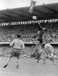 Marcado pelos suecos Kurt Hamrin  e Nils Liedholm (de costas) o goleiro Gilmar, do Brasil, faz uma defesa na final da Copa do Mundo de 58,. O Brasil venceu por 5 a 2, com gols de Vavá (2), Pelé (2) e Zagallo (1), e conquistou seu primeiro título de campeão mundial em 29/6/1958.