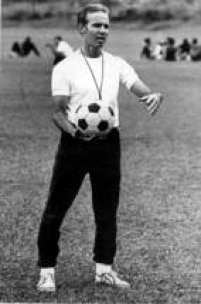 O técnico Mário Jorge Lobo Zagallo segura bola durante treino da Seleção na Copa do Mundo de 1970, no México. 