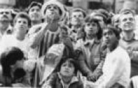 Torcedores acompanham o jogo entre Brasil e Costa Rica pela Copa do Mundo da Itália, na Praça Ramos de Azevedo, em frente ao Teatro Municipal, na região central de São Paulo, 16/6/1990.  O Brasil venceu a partida por 1 a 0. 