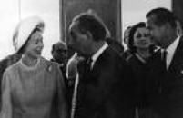 Pietro Maria Bardi (c), é visto ao lado da rainha da Inglaterra, Elizabeth II (e), e do Prefeito de São Paulo, José Vicente Faria Lima (d), no dia da inauguração da nova sede do MASP, na Avenida Paulista, 07/11/1968
