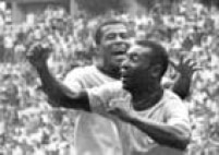 O jogador Jairzinho corre para abraçar Pelé, que comemora o primeiro gol do Brasil contra a Itália, na partida final da Copa do Mundo no México, 21/6/1970. 