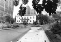 Jardins e piscina da mansão dos Matarazzo, localizada na avenida Paulista, região central da cidade de São Paulo, 05/12/1990