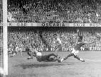 O craque Vavá marca um gol durante partida entre o Brasil e a Suécia, válida pela final da Copa do Mundo de Futebol, 29/6/1958. A venceu por 5 a 2, tornando-se campeã mundial pela primeira vez.