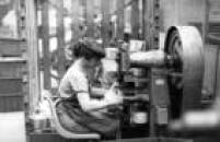 Mulher operando torno em fábrica de panelas na cidade de São Paulo, SP, 18/7/1983.