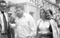 O líder sindical dos metalúrgicos, <a href='http://acervo.estadao.com.br/noticias/acervo,a-trajetoria-politica-de-lula,12132,0.htm' target='_blank'>Luiz Inácio Lula da Silva</a> e sua  esposa Marisa Letícia deixam o prédio da Auditoria da Justiça Militar, em São Paulo, após julgamento dele e de mais 12 sindicalistas em 19/11/1981. Por sua atuação na greve do ABC paulista no ano de 1979, Lula foi condenado pela Justiça Militar a três anos e meio de prisão por incitação e desordem coletiva, em 1981. Ele recorreu e foi absolvido no ano seguinte