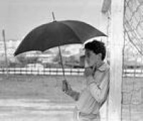 Goleiro se protege da chuva em jogo de <a href='http://https://acervo.estadao.com.br/procura/#!/futebol+varzea/Acervo/acervo' target='_blank'>futebol de várzea</a> em 12 de abril de 1966. Autor não idenfiticado.