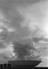Congresso Nacional,  Brasília, DF.1964. Na imagem, o efeito causado pelas nuvens no céu lembra a fumaça de um incêndio.
