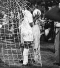 Pelé apanha a bola no fundo das redes e a beija após marcar seu milésimo gol, em 19/11/1969.
