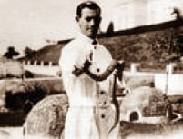 Pesquisador do Instituto Butantan segura uma cobra Jararaca, São Paulo, SP. 1939. 