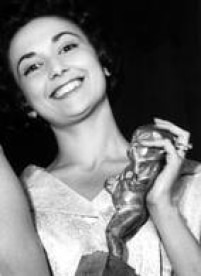 A atriz Eva Wilma recebe o Prêmio Saci, por sua atuação no filme 'Chico Viola não morreu' (1955), São Paulo, SP, 11/11/1957.