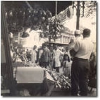 <a href='http://acervo.estadao.com.br/noticias/acervo,fotos-historicas-ovos-de-pascoa-na-rua,10944,0.htm' target='_blank'>Barraca de ovos de Páscoa em rua</a> do centro de São Paulo em 1961