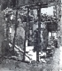 Paredes de taipa praticamente destruídas da Casa do Bandeirista em 1988