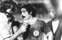 <a href='http://acervo.estadao.com.br/pagina/#!/19720504-29781-nac-0035-999-35-not/' target='_blank'>Atacante do Corinthians Rivelino</a> concede entrevista com a camisa do rival Palmeiras em 1972