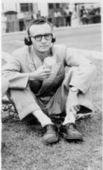 O locutor esportivo, Walter Abrahão, sentado no gramado durante a Copa do Mundo de 1970 no México. 