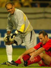 O goleiro Marcos observa o atacante da Bélgica lamentar após perder gol durante partida válida pela oitavas-de-final da Copa do Mundo,  Kobe, no Japão, 17/6/2002. O Brasil se classificou após vencer o jogo por 2 a 0. 