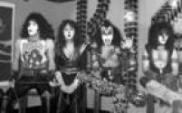 Paul Stanley, Vinie Vicenti, Gene Simmons e Erik Car, integrantes da banda Kiss, durante entrevista coletiva, 1983