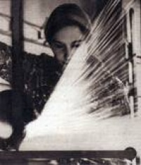 Operária trabalha no fabricação de armas. Mulheres foram a força produtiva das fábricas durante o esforço da Segunda Guerra Mundial, 1940.