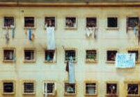 Presos penduram faixa demonstrando luto no Complexo Penitenciário do Carandiru,três dias após o massacre ocorrido no local, 05/10/1992