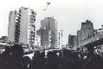 Público conhece o Minhocão durante sua inauguração, em 24 de janeiro de 1971.