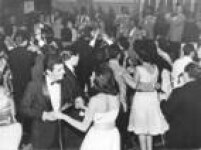 Diversão, sorrisos, trajes elegantes e garbosos para os rapazes e vestigos glamourosos paras as meninas no baile de gala no Jockey Club em março de 1962.
