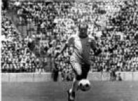 O meio campista Gérson, domina bola durante o jogo final contra a Itália, 21/6/1970O Brasil venceu por 4 a 1 e, sagrou-se tricampeão.
