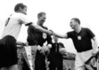 Os capitães da Hungria, Ferenc Puskas (d), e Fritz Walter, da Alemanha, cumprimentam-se antes da partida final da Copa do Mundo de Futebol de 1954, disputada em Berne, na Suíça, 04/7/1954. A Alemanha conquistou seu primeiro título no Mundial, após vencer a partida por 3 a 2.