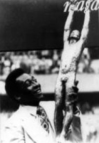 Diante de 45.000 espectadores, Pelé ergue o troféu de Atleta do Século, conferido pela Revista L'Equipe. Paris, França, 15/5/1981. 