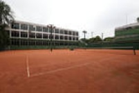 Vista de uma das quadras de tênis do Clube de Regatas Tietê, em 2012