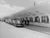 Carros estacionados na entrada da ala internacional do aeroporto de Congonhas, zona sul da capital paulista em 1959.