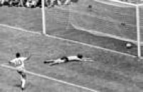 Pelé comemora o primeiro gol do Brasil na decisão da Copa de 1970 contra a Itália. O goleiro Albertosi está caído no chão e a bola no fundo do gol, 21/6/1970. A Seleção Brasileira venceu a Itália por 4 a 1.