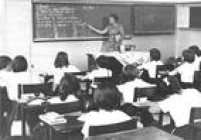 Alunos atentos à aula explicação da professora de Português. Foto 1966