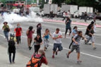Polícia  dispersa o protesto de estudantes com uso de gás lacrimogêneo e bombas de efeito moral na avenida Paulista